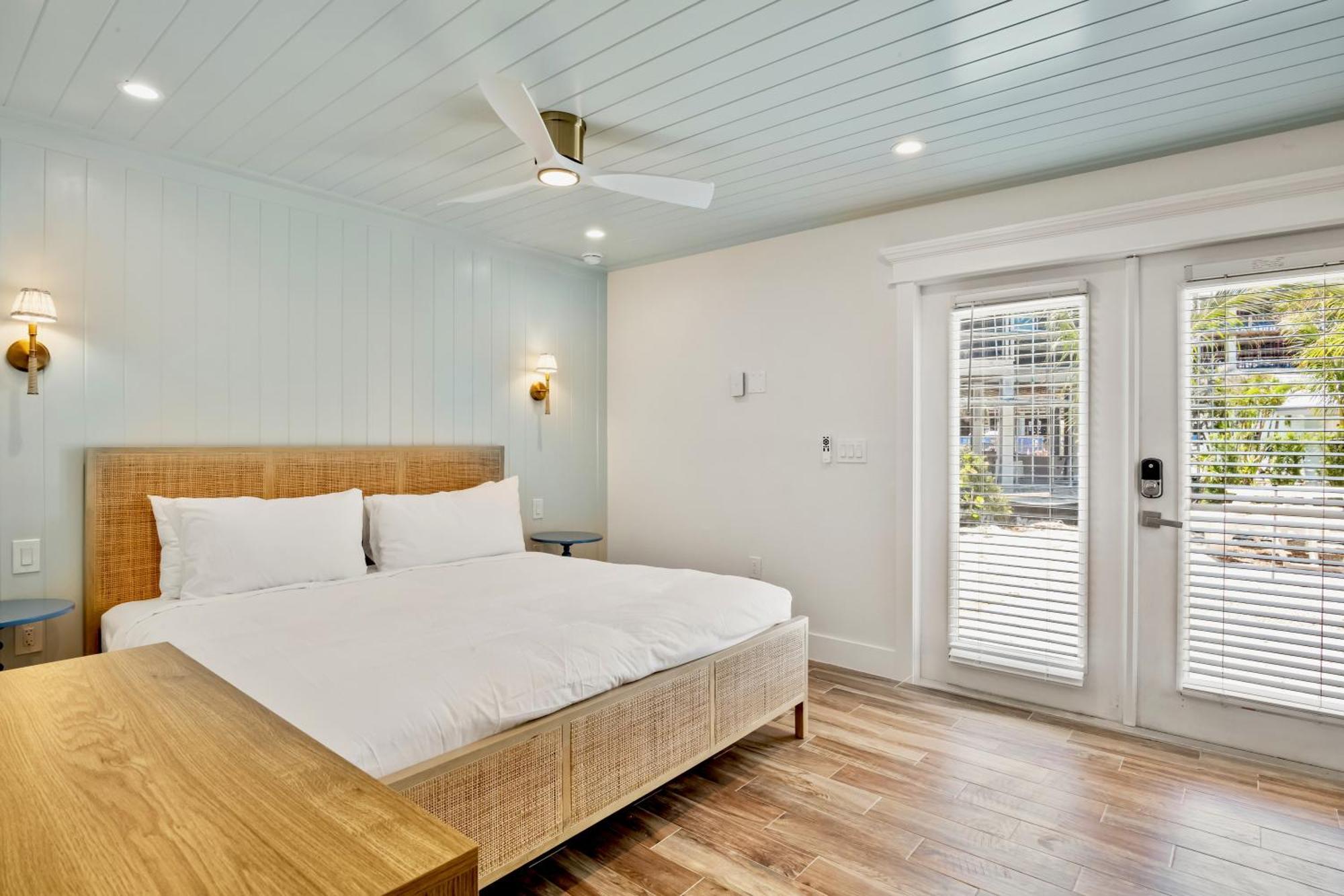Tropical Breeze Resort Bee Ridge Екстериор снимка